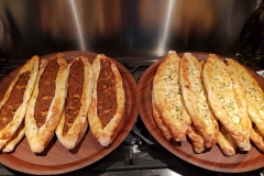 Kayik Pide kaas of gehakt.